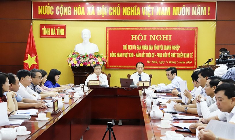 Chủ tịch UBND tỉnh với doanh nghiệp Hà Tĩnh cùng đồng hành tháo gỡ khó khăn, phát triển kinh tế.