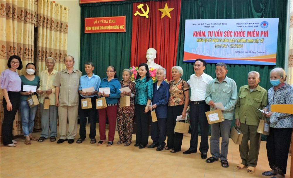 Nguyên Bộ trưởng Bộ Y tế Nguyễn Thị Kim Tiến tặng quà gia đình chính sách khó khăn trên địa bàn Hương Khê.