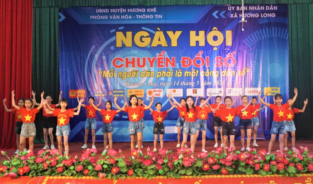 Người dân xã Hương Long sôi nổi tham gia ngày hội Chuyển đổi số