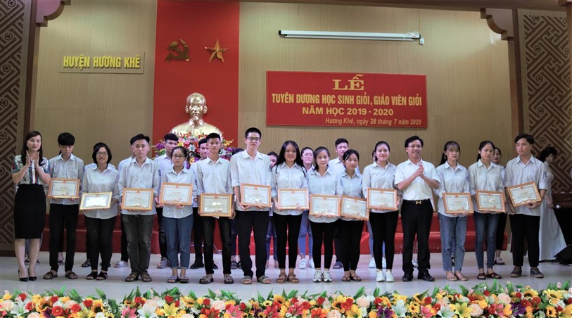 Hương Khê tuyên dương 150 giáo viên, học sinh giỏi năm học 2019 - 2020