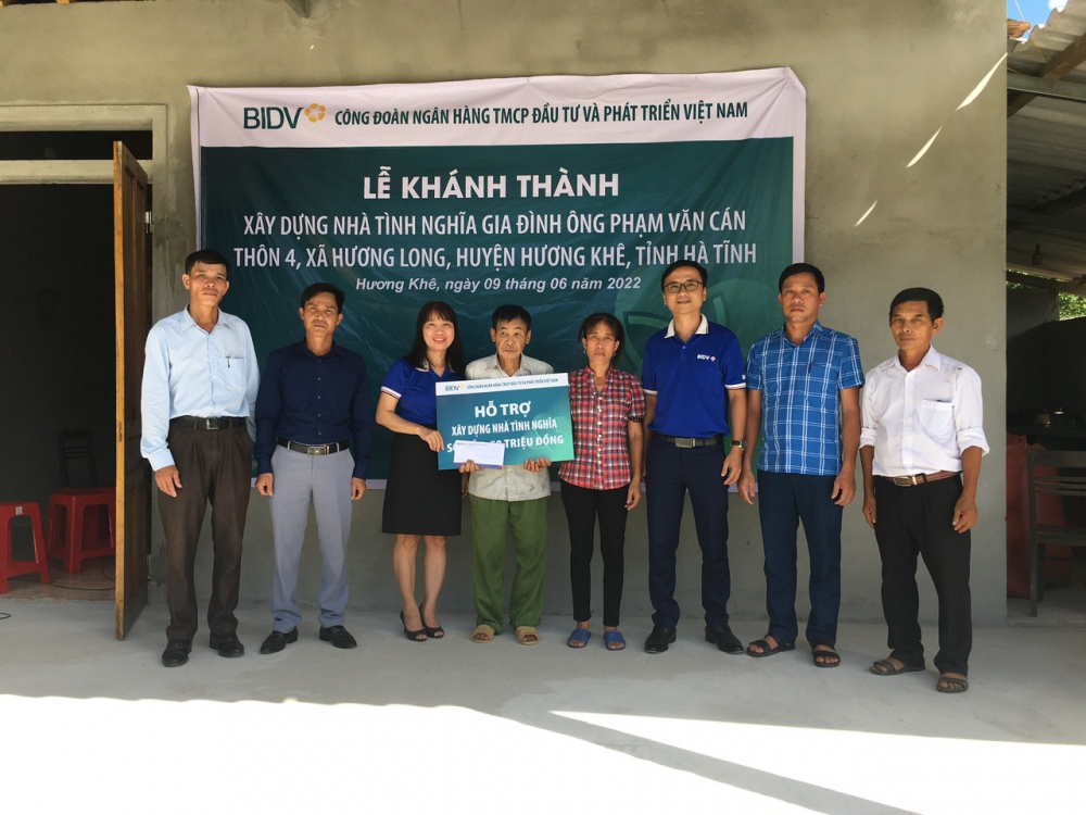 Công Đoàn Ngân hàng TMCP đầu tư và phát triển Việt nam - bàn giao nhà tình nghĩa tại xã Hương Long