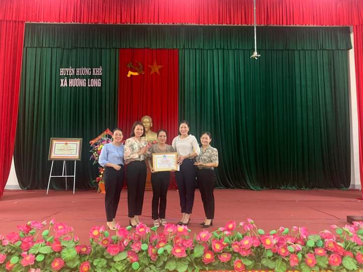Hội LHPN huyện Hương Khê trao tặng giấy khen cho chị Nguyễn Thị Danh